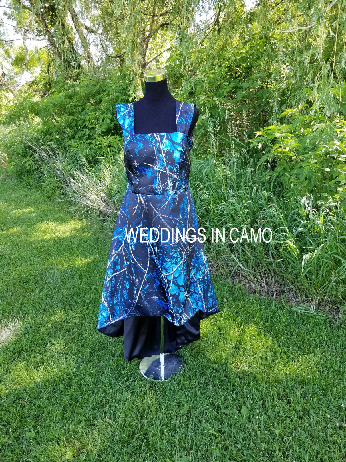 MUDDY GIRL Bridesmaid dress with color accents Weddings in Camo MUDDY GIRL Bridesmaid dress with color accents Weddings in Camo